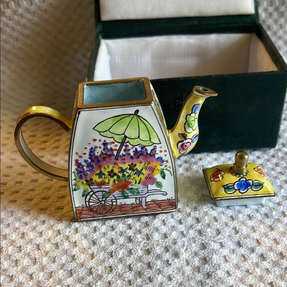 Vintage miniature Enamel bibelot Floral Teapot with Gold Accents - Picture 2 of 13